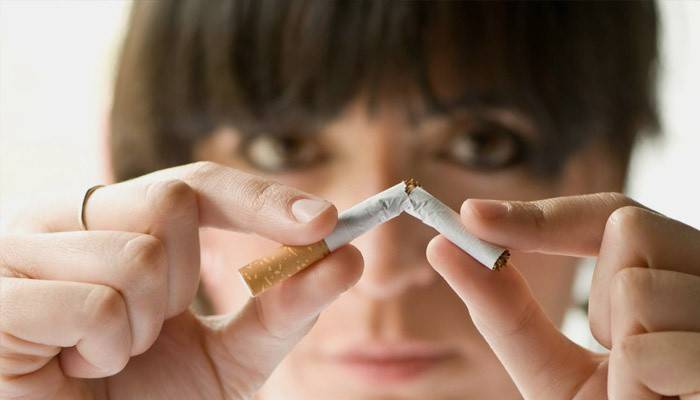 Mulher quebrou um cigarro