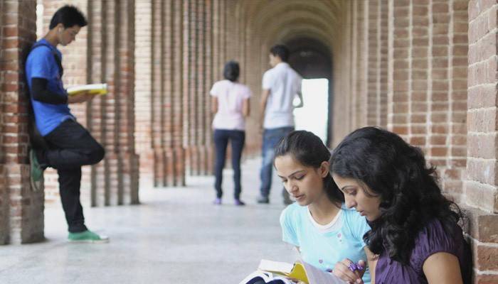 Os alunos repetem o livro didático