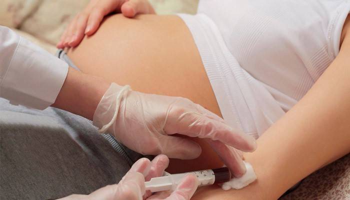 Muestreo de sangre en una mujer embarazada