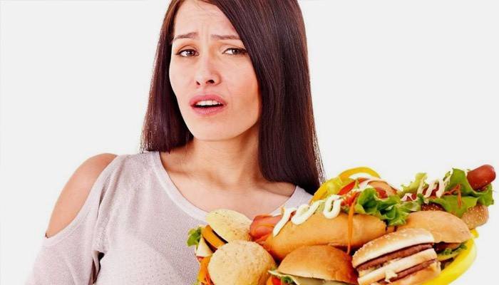 A menina se sente pobre e tem um forte batimento cardíaco depois de comer