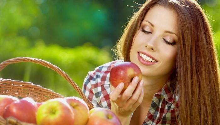 Chica con manzana en mano