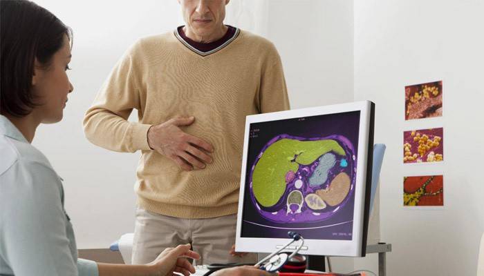 Un médico examina la enfermedad hepática de un paciente.