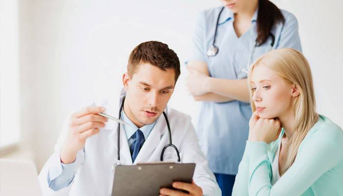 A menina ouve o conselho de um médico sobre a prevenção da gestose
