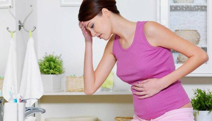 Náusea e dor de cabeça em uma mulher grávida