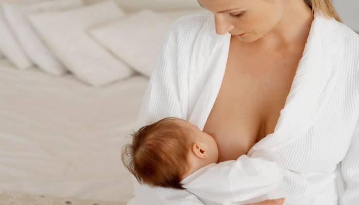 Mamãe amamenta seu bebê