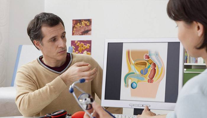 Homem em consulta com um urologista