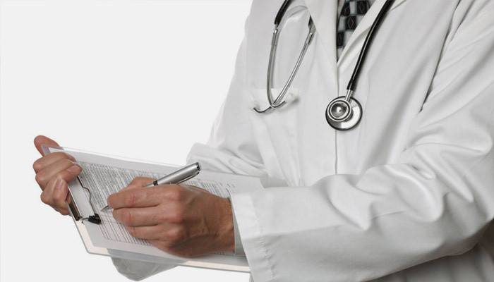 Um médico examina os resultados do trabalho de próstata