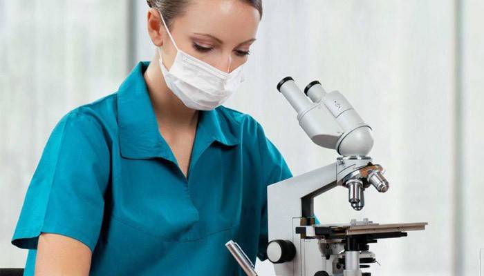 Technik laboratoryjny prowadzący badania