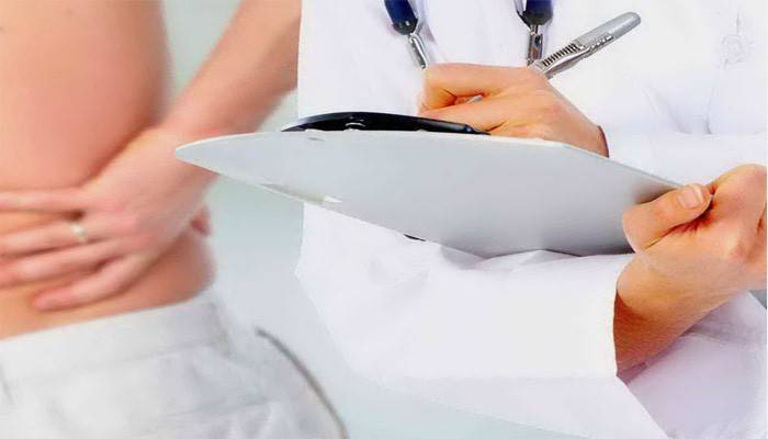 O médico escreve um diagnóstico