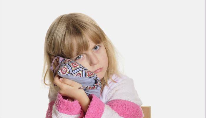 Le duele el oído a la niña