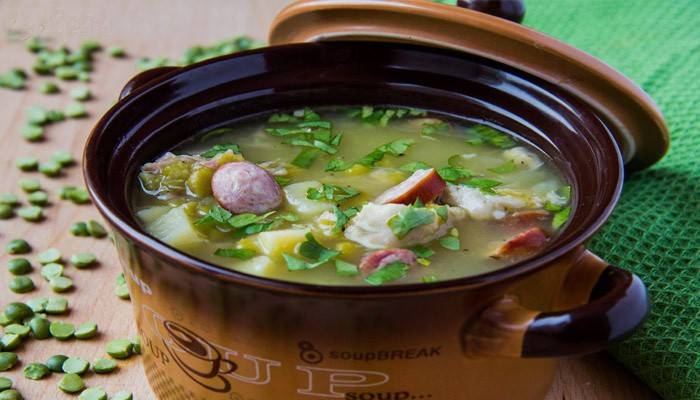 Sopa clásica de pollo con guisantes