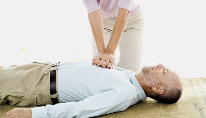 Mulher dá homem massagem indireta