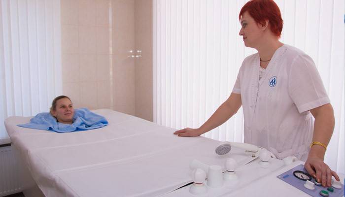 Dievča má suchý kúpeľ oxidu uhličitého