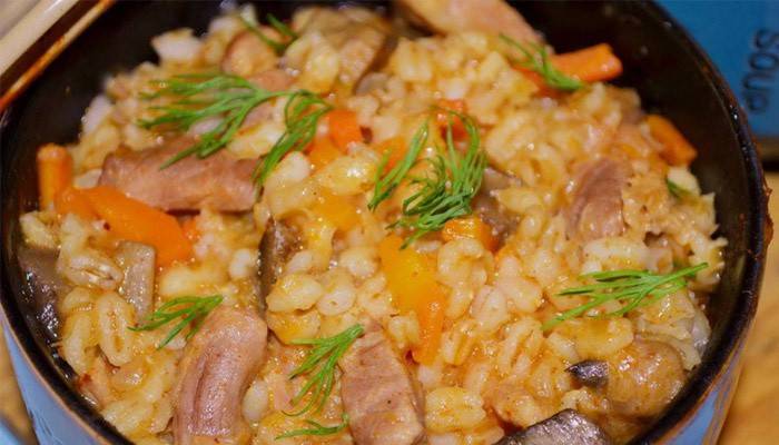 Mingau de cevada com guisado