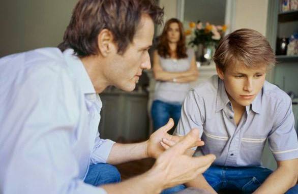 Pai conversando com filho do período pré-puberal