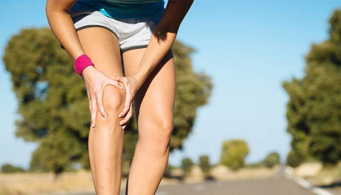 La niña tiene sinovitis de la articulación de la rodilla.