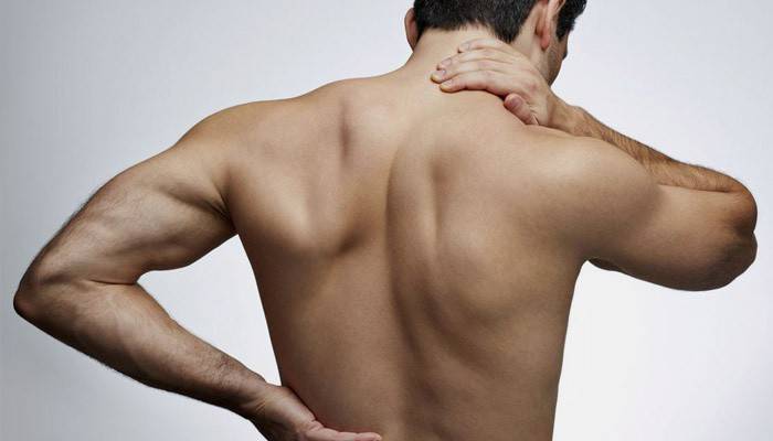 Un hombre tiene dolor en la espalda y el cuello.