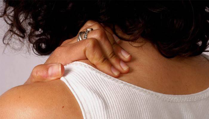 Dolor en el cuello de la columna en una mujer.