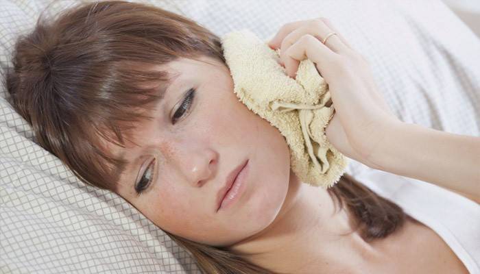 Chica puso una compresa en su oreja