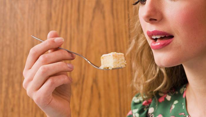 Menina, comendo bolo