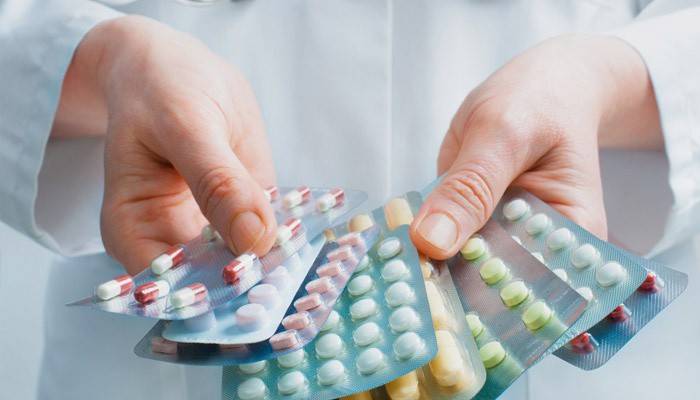 Farmacéutico con pastillas