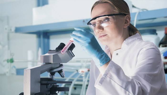 Técnico de laboratorio realiza análisis de tejidos.