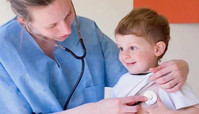 Doctor escucha a un niño