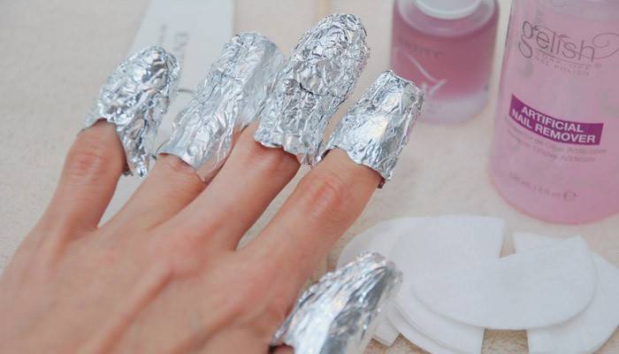 Usando papel de aluminio para eliminar recubrimientos de uñas