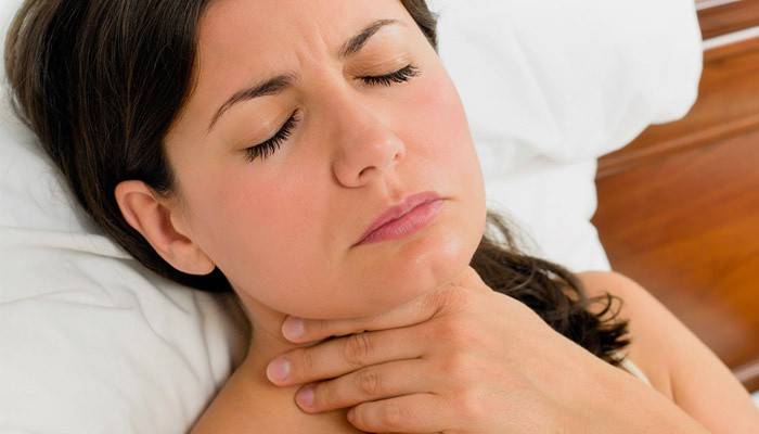 A menina tem uma sensação de coma na garganta