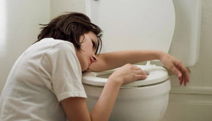 Um ataque de náusea em toxicosis tarde em uma menina