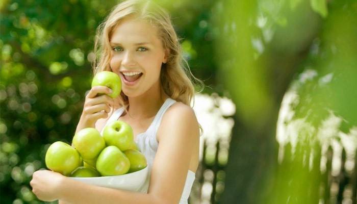 Chica con manzanas