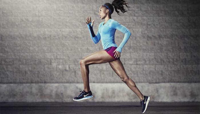 Menina corre para perder peso nas pernas