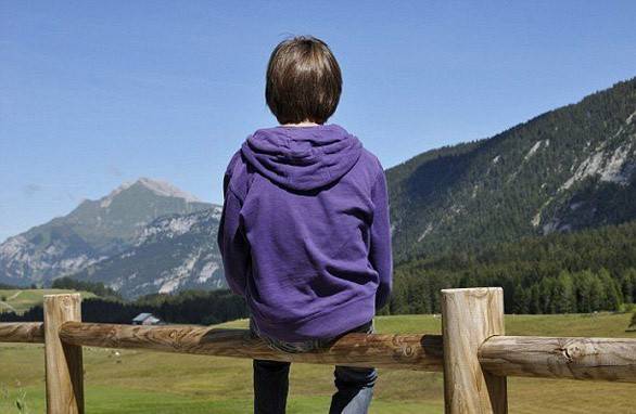Adolescente é relaxante na natureza