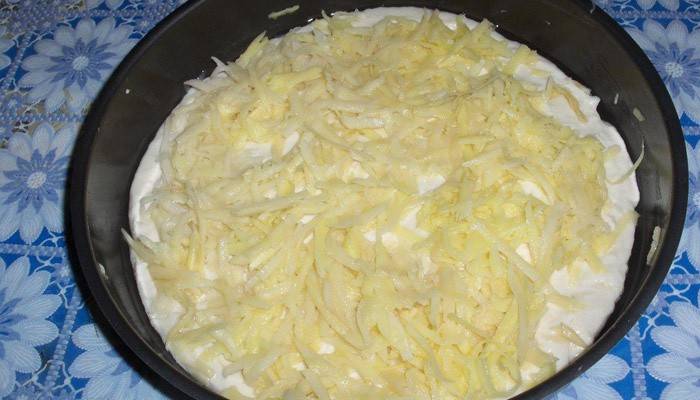 El proceso de hacer un pastel con pescado.
