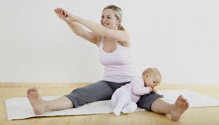 Chica haciendo ejercicios con un niño
