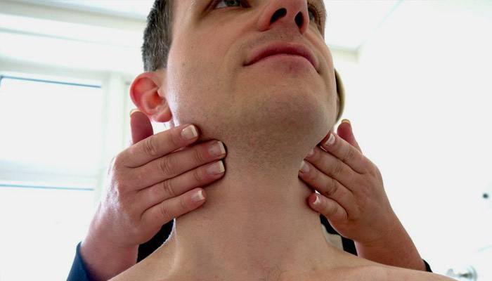 Exame de um homem para a presença de gânglios linfáticos aumentados