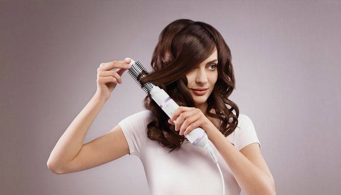 La muchacha tuerce la hebra con styler