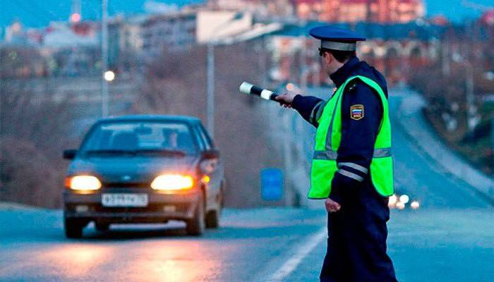 Oficial de polícia de trânsito pára o carro