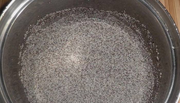 Panela com sementes de papoula