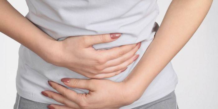 El ataque de dolor abdominal en una mujer.