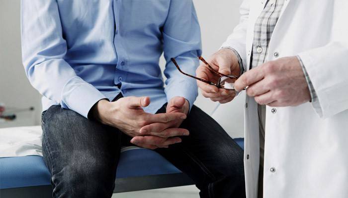 Homem na consulta do médico