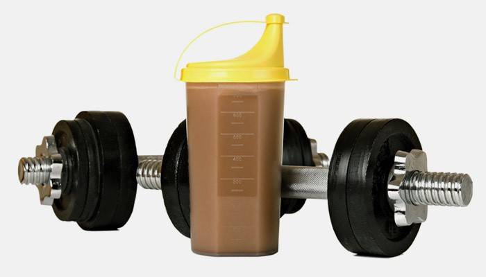 Batido de proteínas y pesas