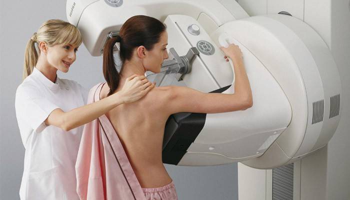 Dievča robí mamogram