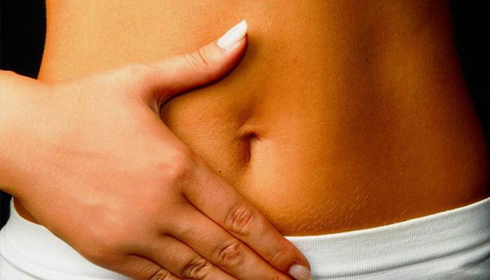 Dolor en el abdomen de una mujer con adherencias en el útero.