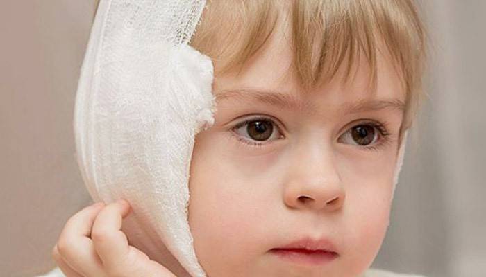 Un niño con una venda tibia