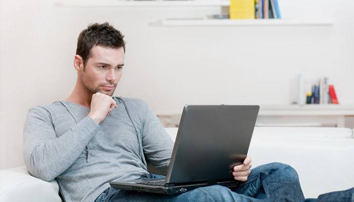 Mężczyzna pracuje przy laptopie