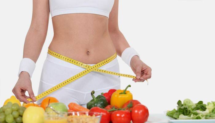 A garota mede a cintura depois de uma dieta modelo