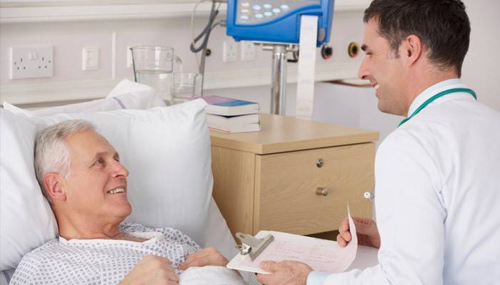 O médico informa ao paciente os resultados de uma biópsia da próstata