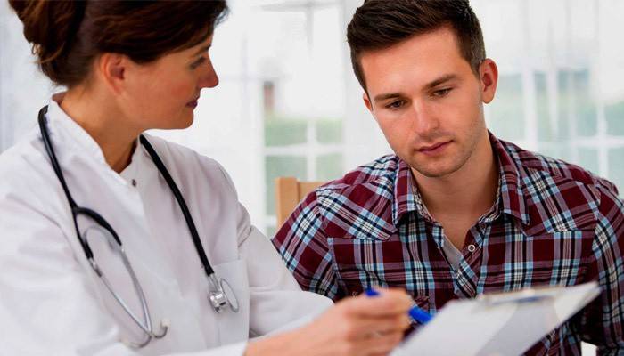 Um homem ouve as recomendações do urologista