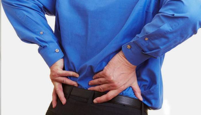 El hombre tiene dolor de espalda baja